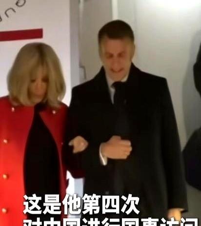 那一刻，他牵她的手。镜头一按，秀恩爱就开演。你还当真？别傻了。政治人物会