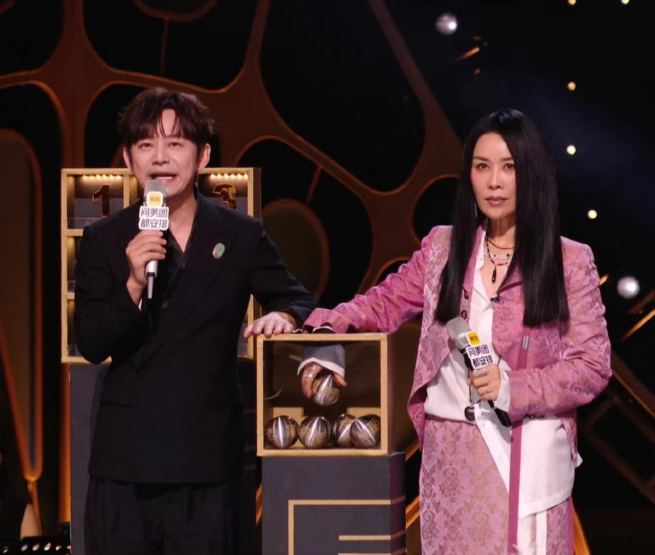 歌手2026开播，那英这个串讲人比歌手还紧张，这完美的出场顺序很难不让人怀疑有内