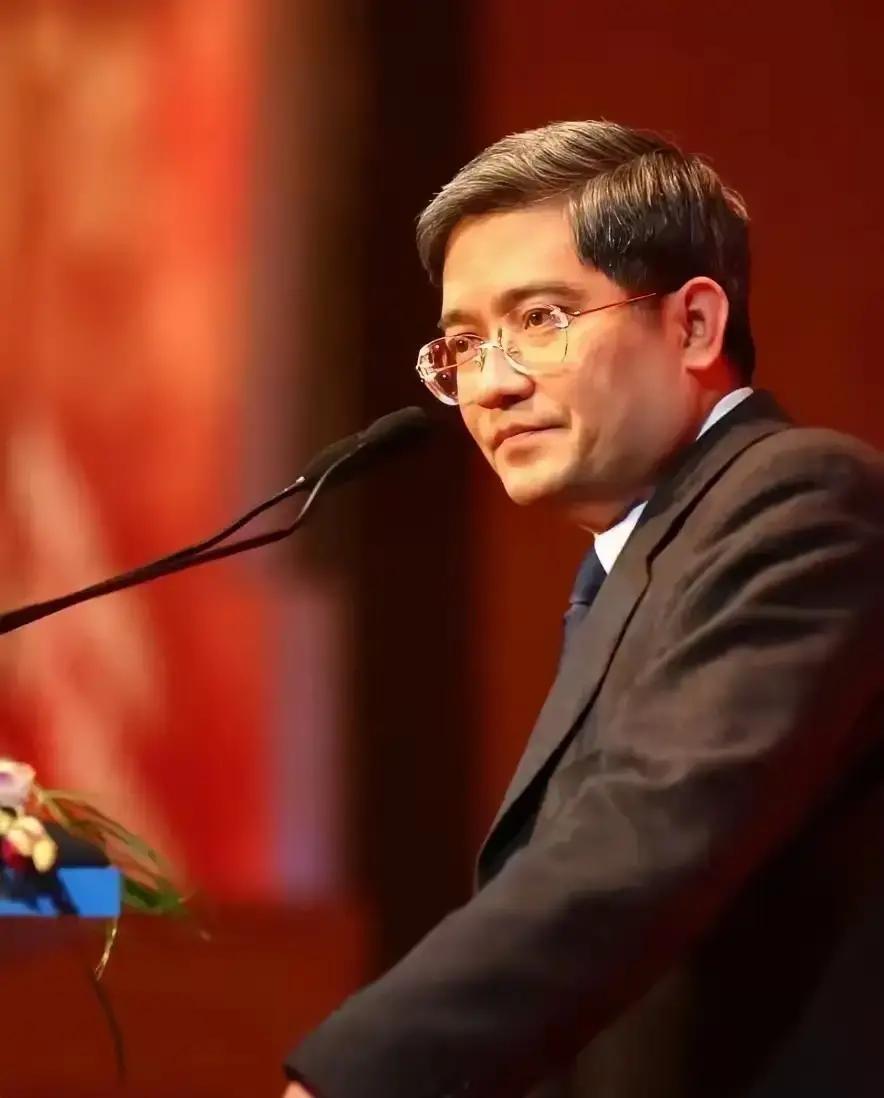 人脉从来不是认识谁，而是你和谁能彼此成就。年轻时，我也曾把“认识很多人”当成