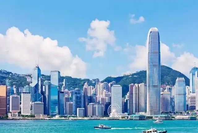 一位香港网友表示“现如今很多香港人，还生活在被英国殖民的时代，看不起大陆人”，去