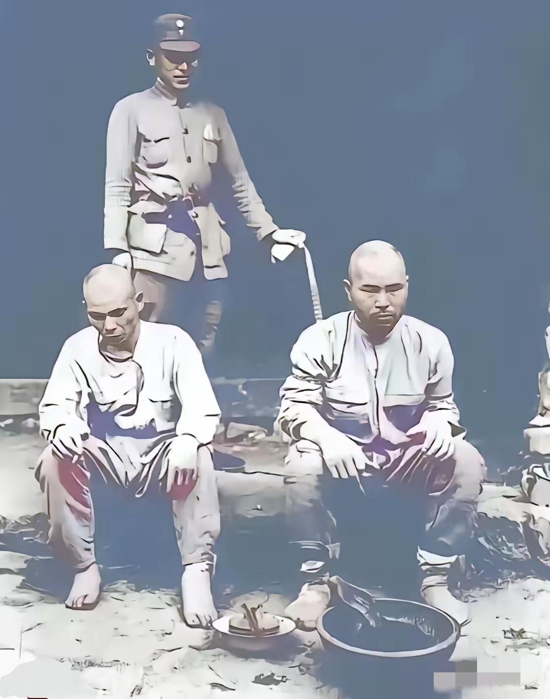 这是1944年8月，国军在松山战役中俘虏的两名日本鬼子。为了防止他们逃跑，只是戴