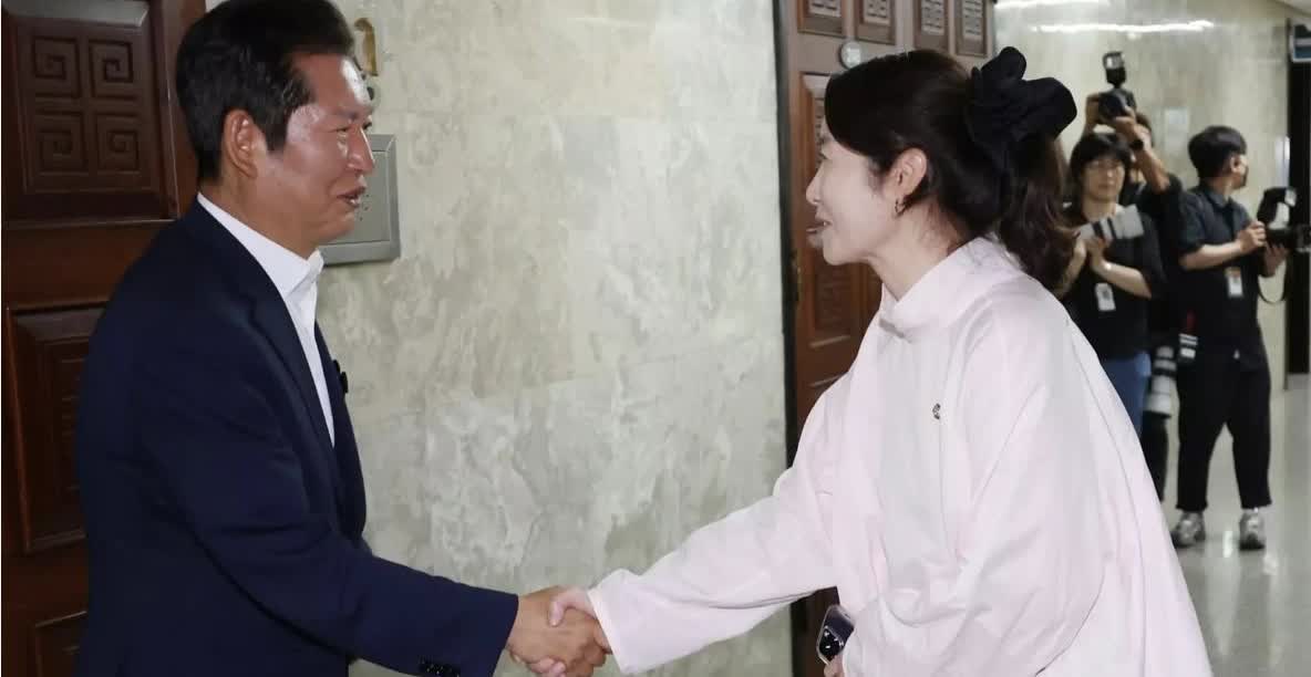 9日韩国共同民主党党首郑清来在访谈中谈及多项事宜，再次展现了他的强硬态度，对于姜