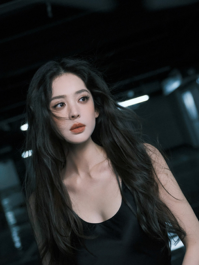 极致反差这一块，娜扎手拿把掐，黑白两色不同风格不同美🤩​​​