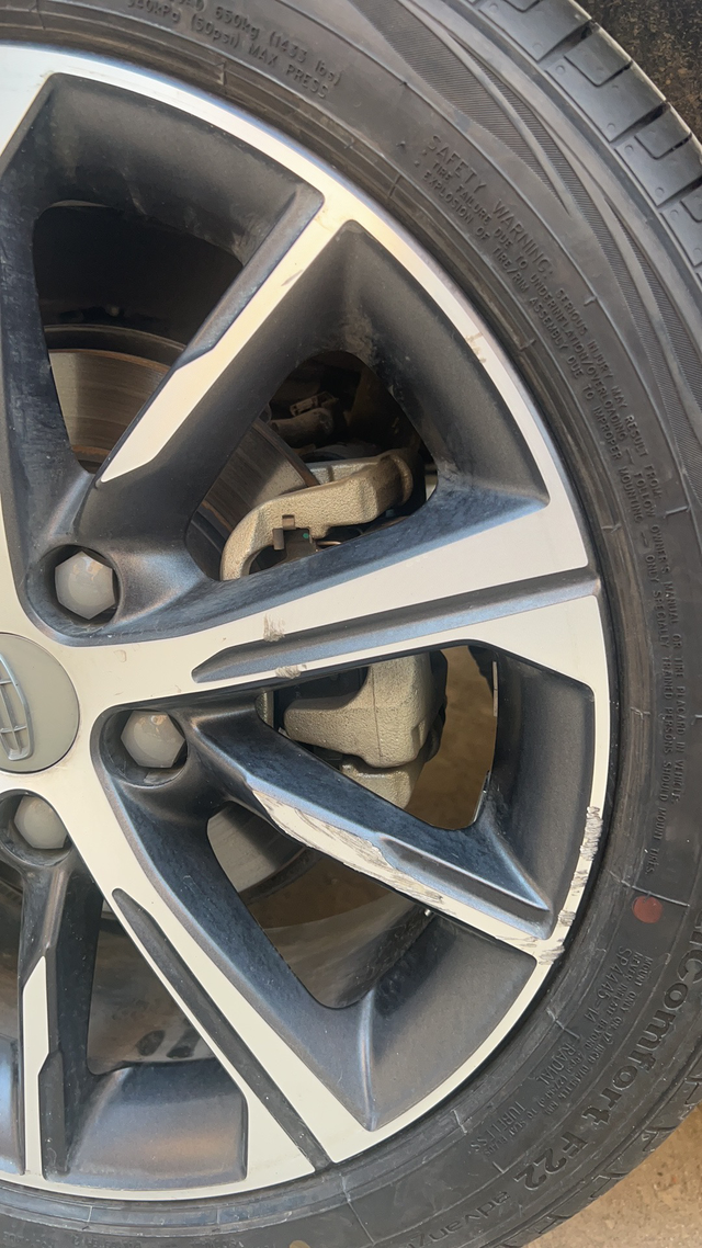 轮胎被坑洼路面搞爆胎了轮胎因为路面坑洼问题导致爆胎了换轮胎的又不专业铁撬棍