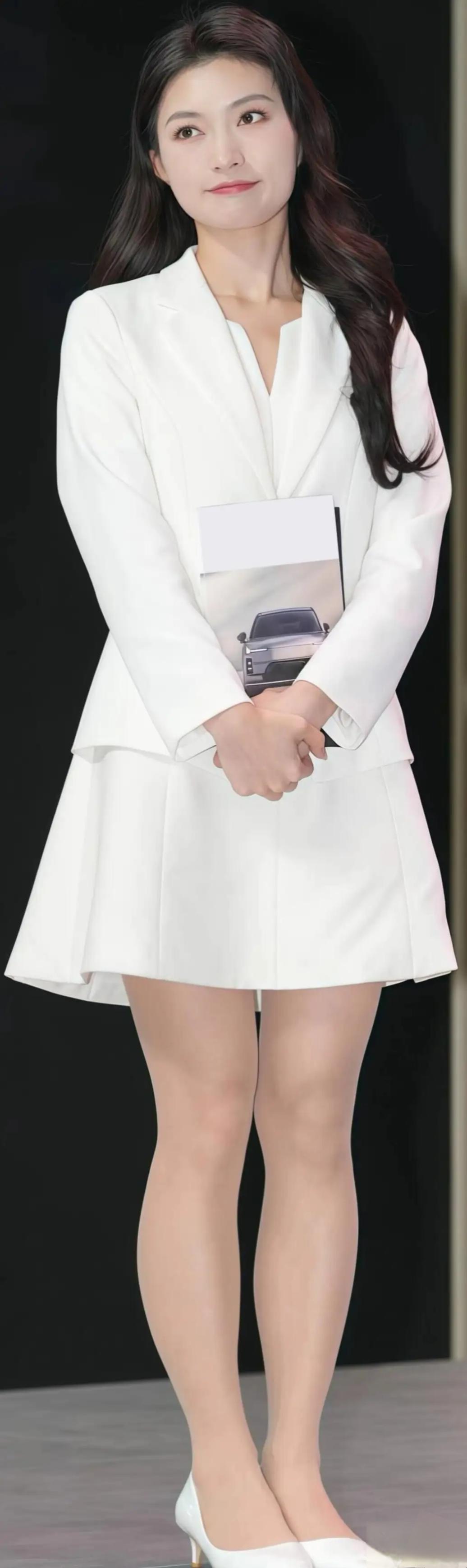 优雅的白色西装搭配白裙，气质满满，自信女神范儿！💃🏻✨