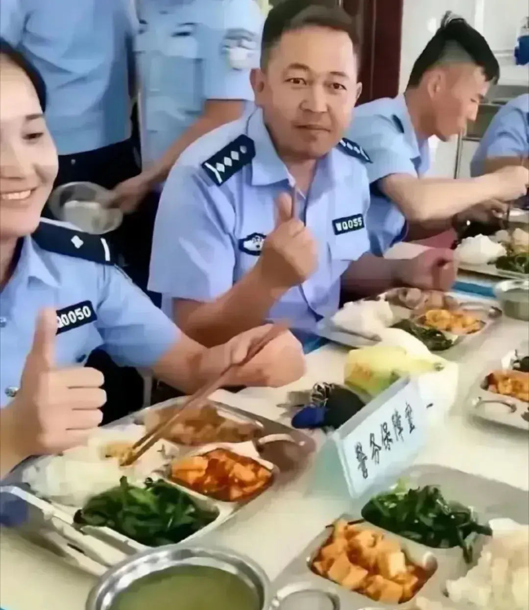 这二位警察，谁的级别更高？