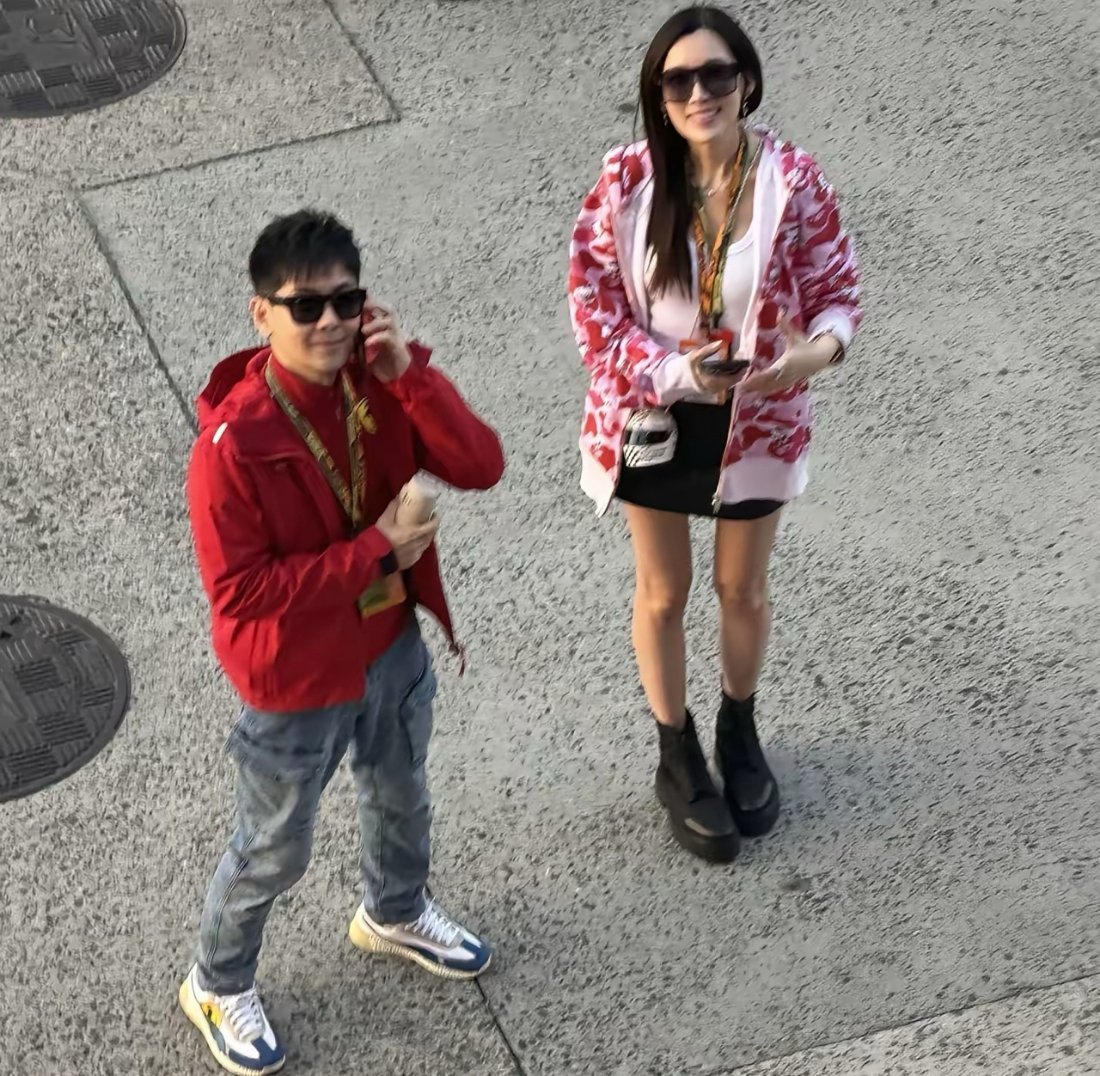 林志颖携老婆现身上海F1赛场，陈若仪颜值身材双在线，也太亮眼了！