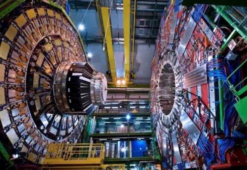 “一定要建，不建中国将落后30年！”2016年，杨振宁曾顶着骂名，极力反对花20