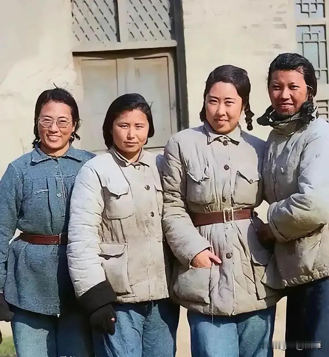 窑洞院前珍贵留影。一身粗布军装，没有华丽装扮。尽管那时条件十分艰苦，革命女同志们