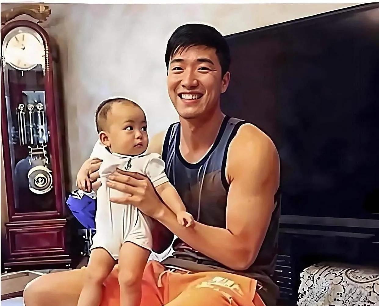 刘翔退役后在美国洛杉矶郊外别墅过着平静退休生活。雅典奥运会夺冠后伤病缠身，201