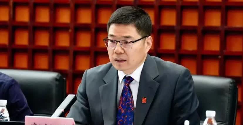 篮协主席的耳根都要发烫了。三件事情令主席恼火，令全国球迷不满。第一件，女