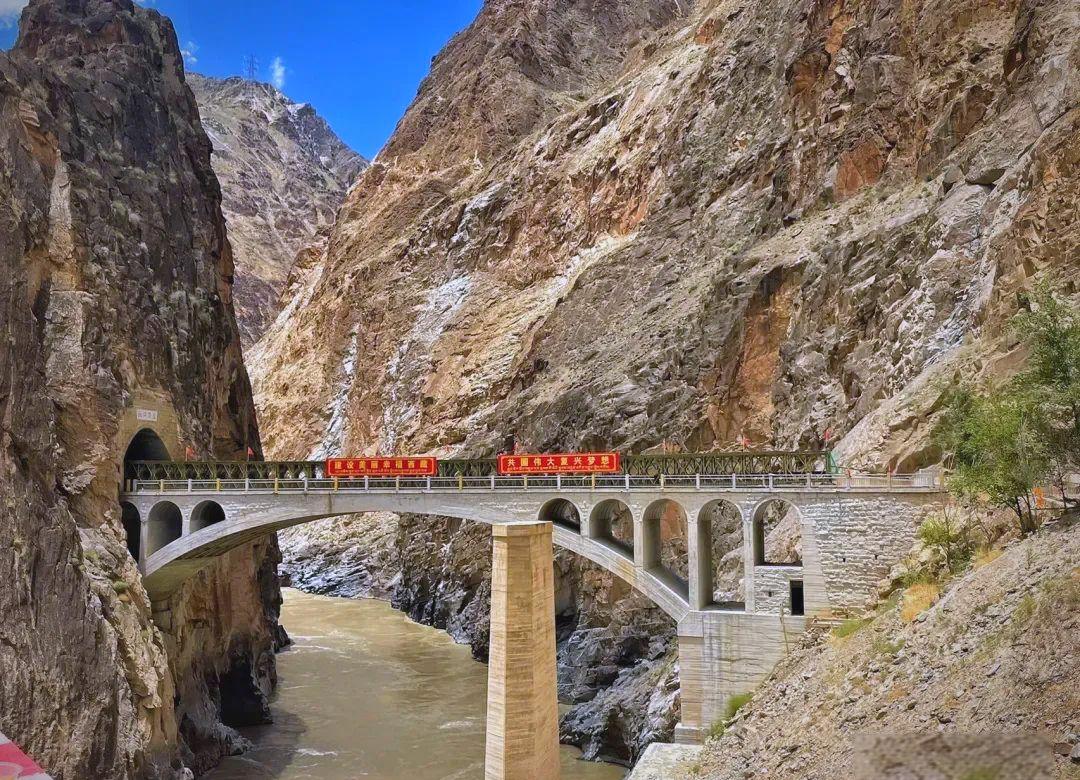 1953年怒江大桥建成的时候，一名排长跳入江中英勇牺牲，直到今天，怒江大桥禁止停