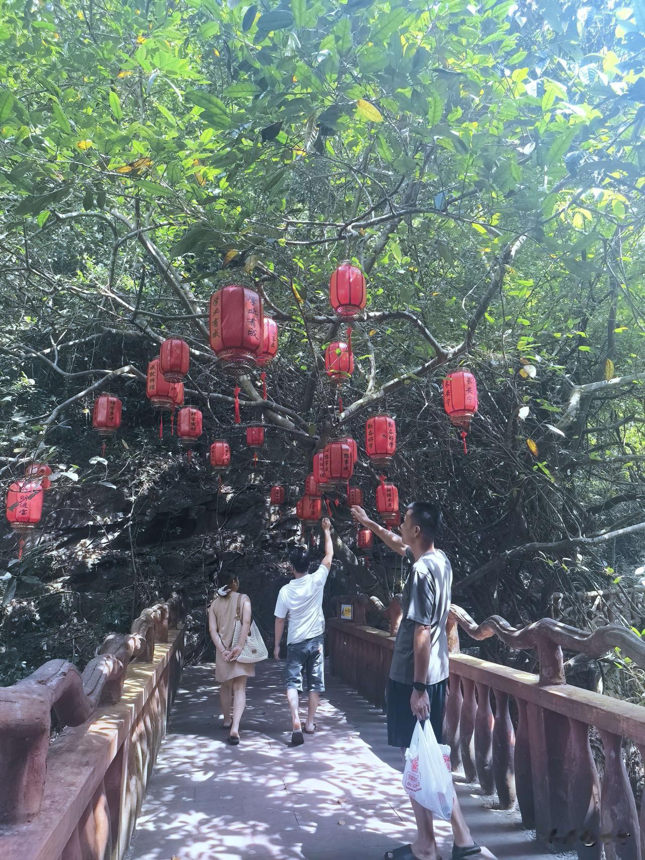 人这一辈子有人说：很多感情不是败给了大风大浪，而是败给了日常琐碎。柴米