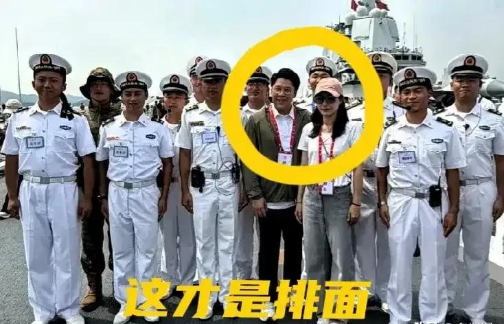人比人气死人！郭晶晶真的是个宝！这两天，霍启刚郭晶晶夫妇亮相山东舰火了。郭晶