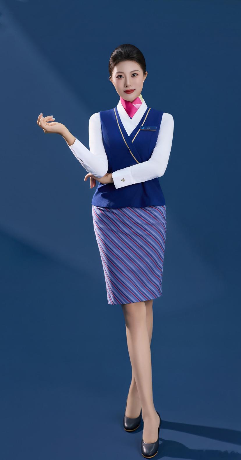 南航空姐的制服照，又美又飒。