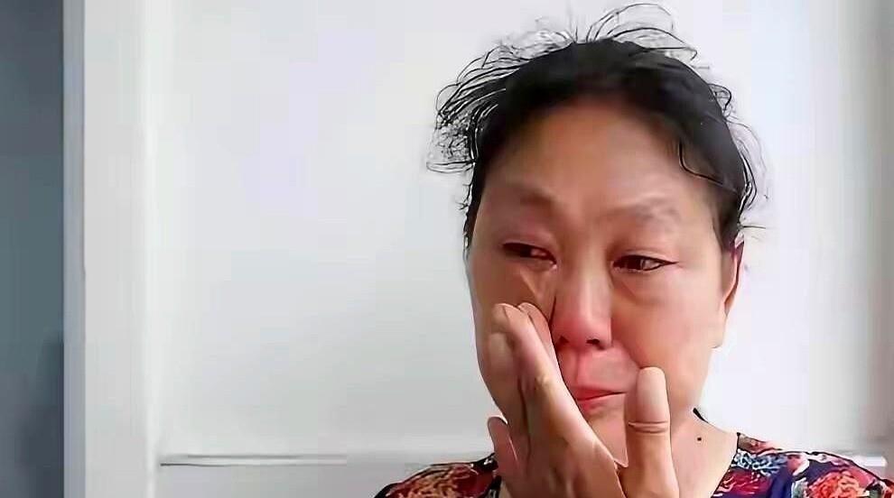 上海，一男的都61了，看着别人24岁年轻姑娘，又嫩又润，浑身上下都青春洋溢的，是