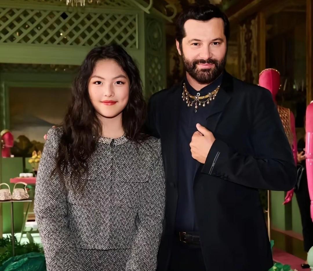 真的想不通，明明是一个小女孩，母亲却要把她打扮成一副贵妇样。还要让她保持着笑不