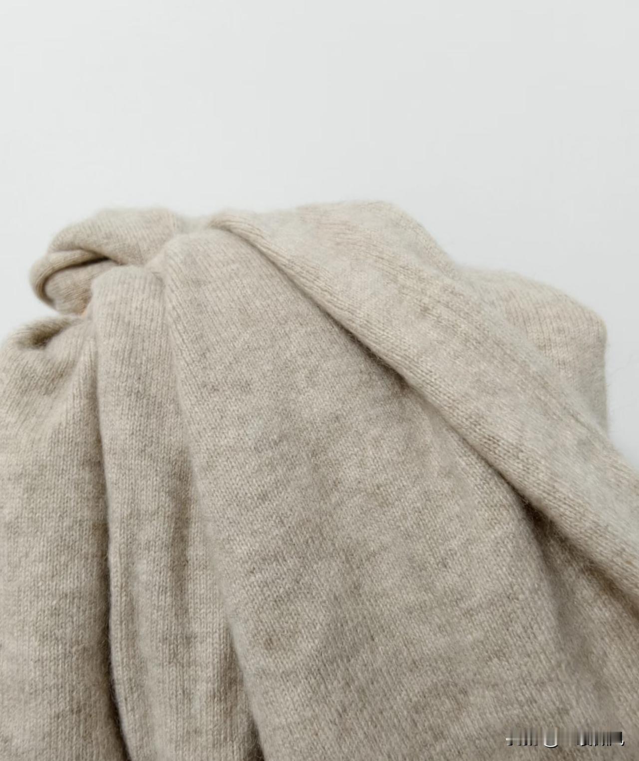 今天，同事穿着一件羊绒衫，我问她，羊绒衫是不是穿着特别暖和？同事说：是的很暖和