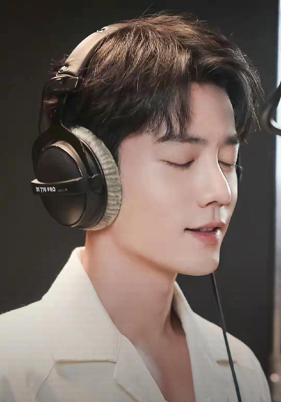 家人们谁懂！2026北京卫视春晚，肖战一唱《岁岁年年》，直接封神！前奏刚响，全场