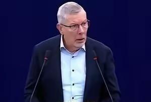 谁规定西方国家可以肆意捍卫自身利益，中国就该处处退让、任由打压？近日欧洲议会的一