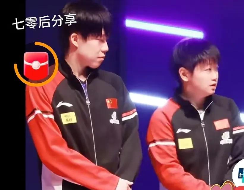 肢体语言最诚实，来看看莎莎和大头等待颁奖的画面吧。季军上台了，亚军准备上台，他