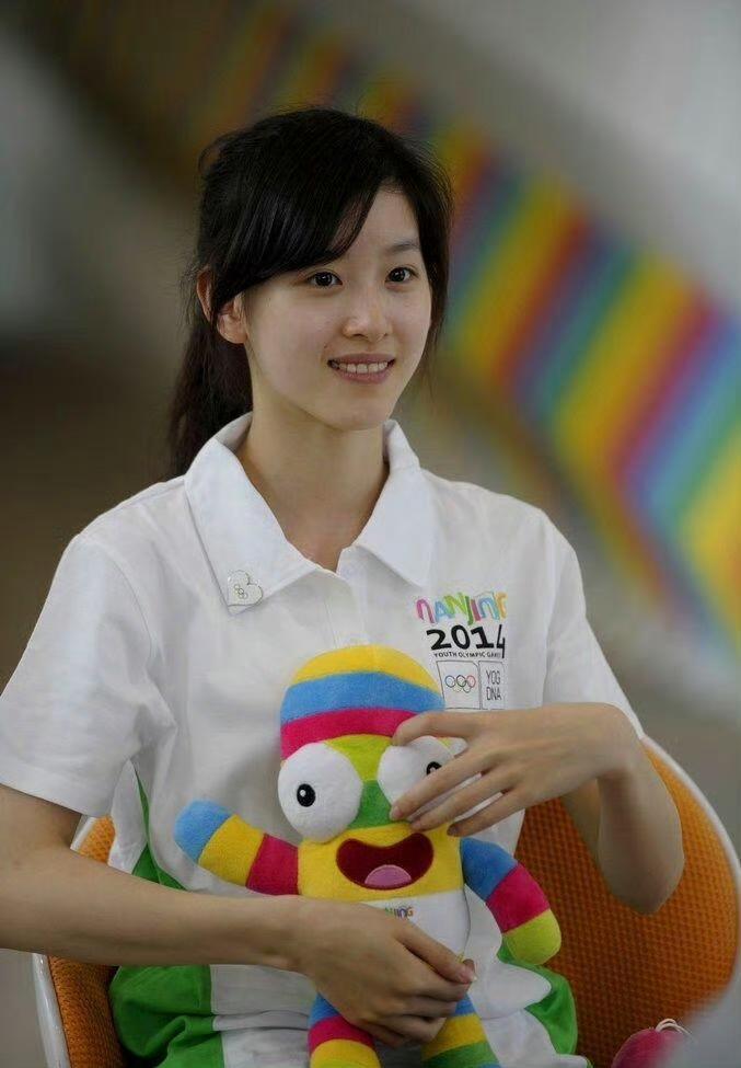 早期的章泽天，确实很清纯很清秀