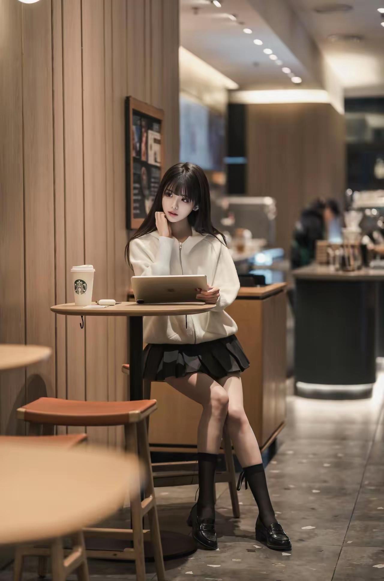 在咖啡馆里，享受一杯咖啡和宁静时光。你记得最深的一首古诗词是什么如何穿出时尚感