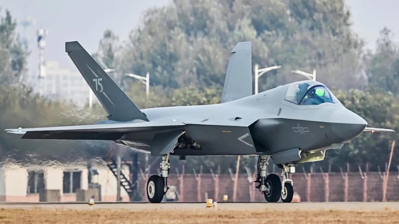 美媒：中国量产碾压F-35，空战规则巨变！2025年2月23日，美国《国家利