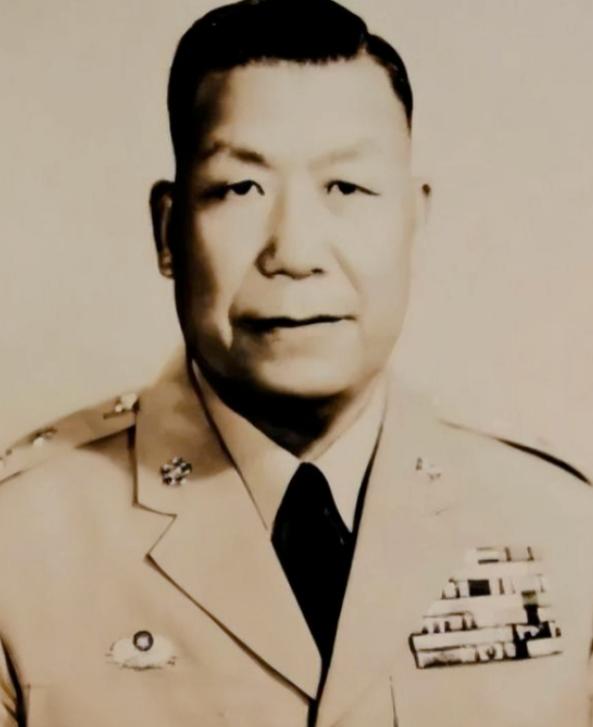 1949年，蒋介石下令炸废青岛，刘安祺接令后沉默不语，转头却把亲信叫进屋里，关上