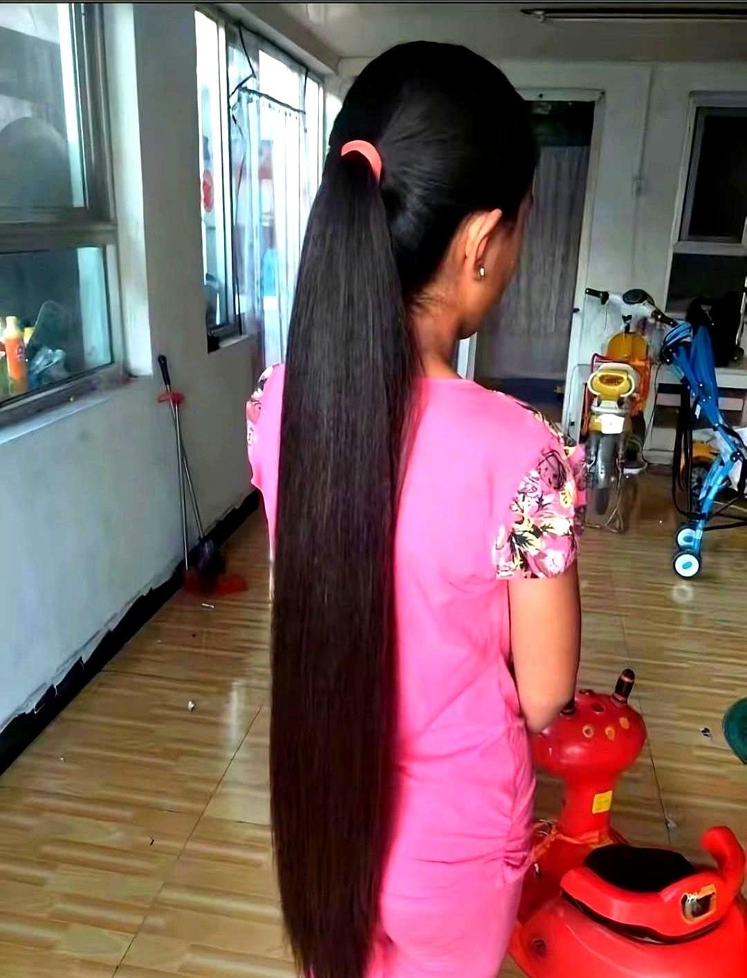 高马尾提神，麻花辫救命。不是你选发型，是发型在救你。一线城市跑得快，头发也得