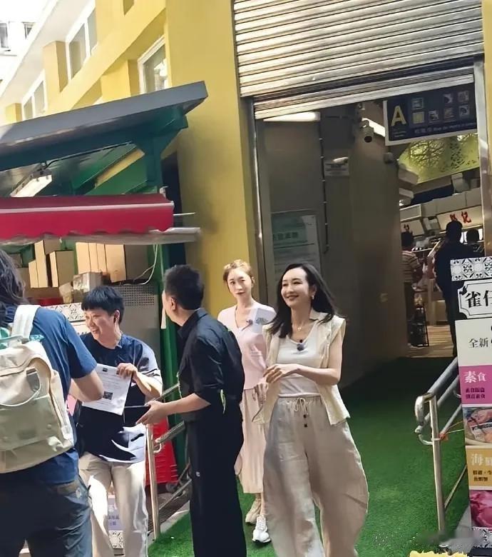 哇塞，李小冉那叫一个白呀，简直就是王鸥心中的白月光！