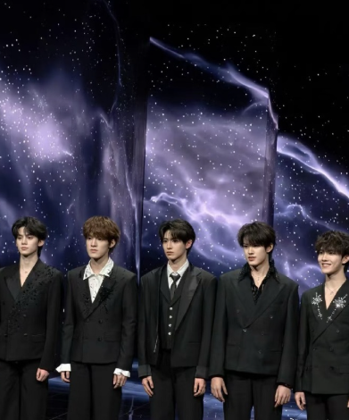 看看top登陆少年微博之夜红毯生图图今日状态！