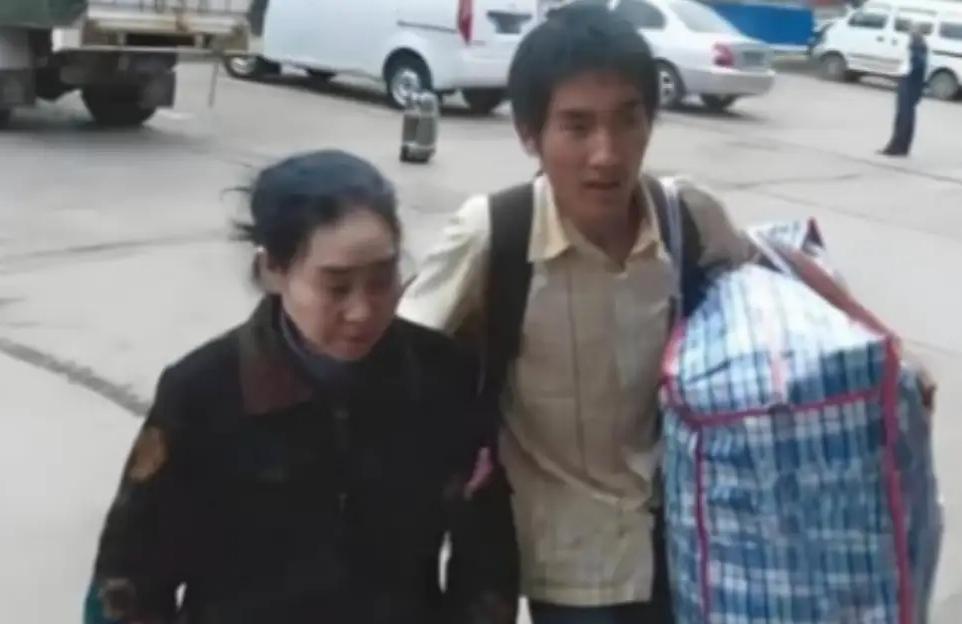 2008年，山东一大一新生背着自己患有精神病的母亲，足足走了2000多公里来到学