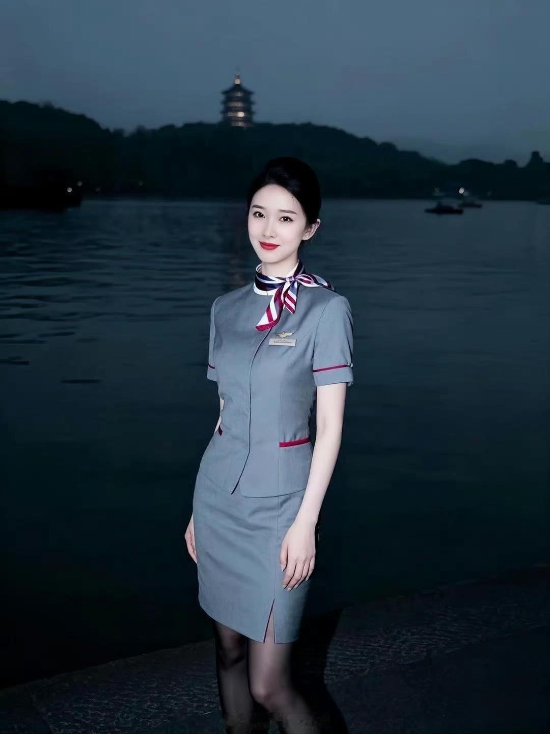 优雅空姐，夜游西湖，尽享湖光山色！🌃✨