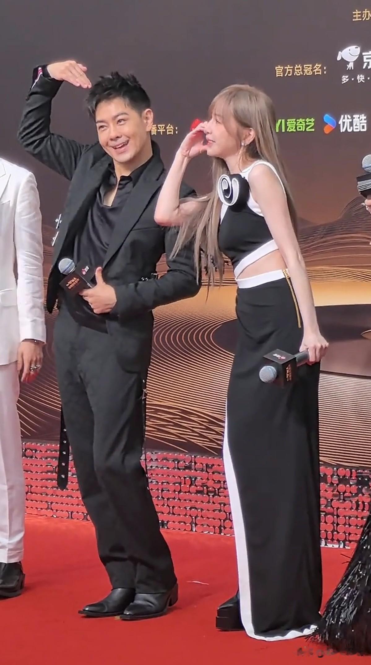 两人同台，49岁林志颖和43岁王心凌，状态都像20岁，他们这保养真的绝了绝