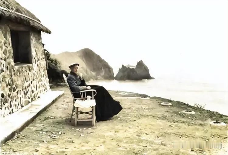 1954年，溃败台湾5年之后的蒋介石，最后一次踏上故土，悄悄回到了浙江。浙江台