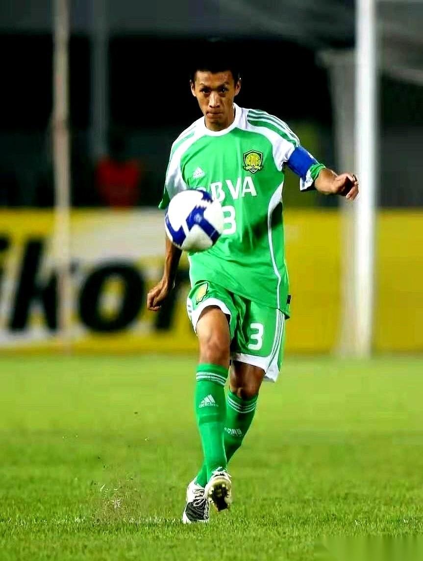 真tm狠啊。28岁，一个右后卫的黄金年龄，他把球鞋扔进了工体的垃圾桶，转身去卖