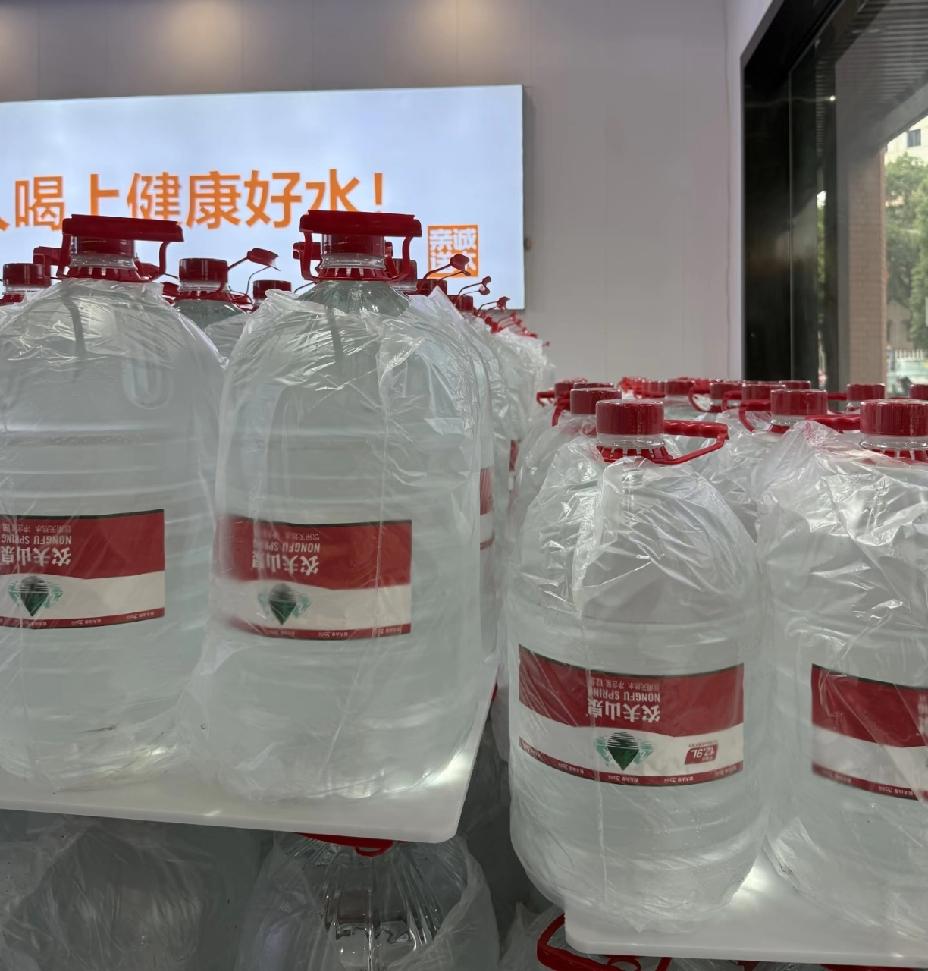 知名品牌桶装水价格：第一名：屈臣氏，约30元/桶第二名：农夫山泉，约28