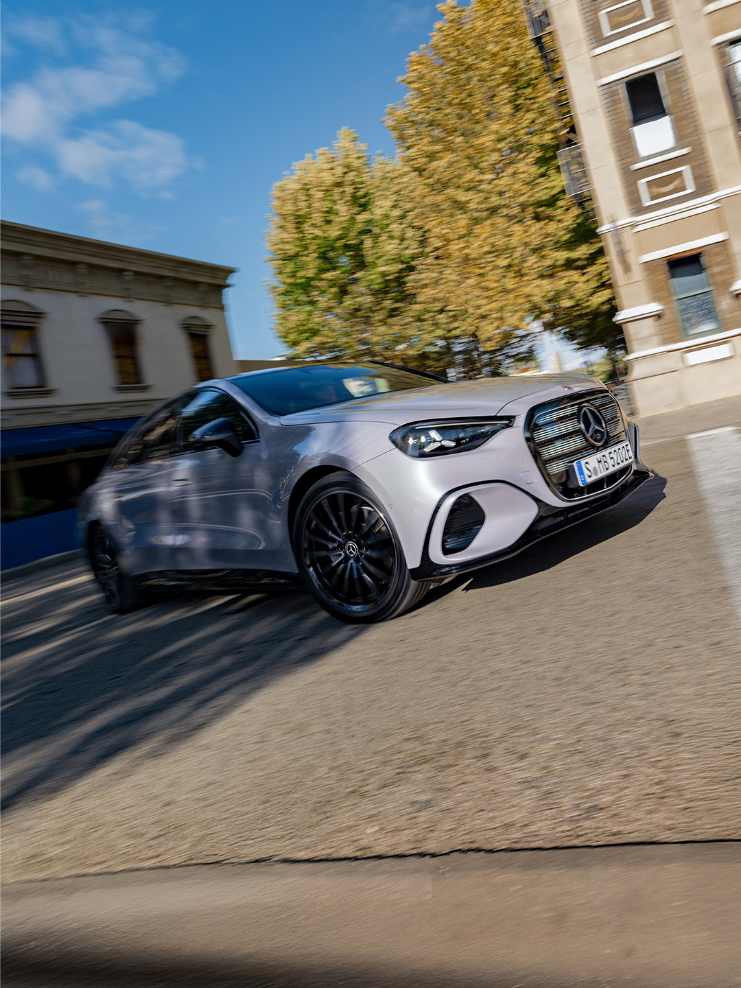 奔驰全新电动C级这设计有点着急动作变形用力过猛了吧？感觉没有宝马全新i3好看？