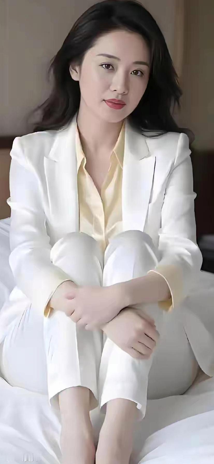 优雅白西装，自信坐卧间