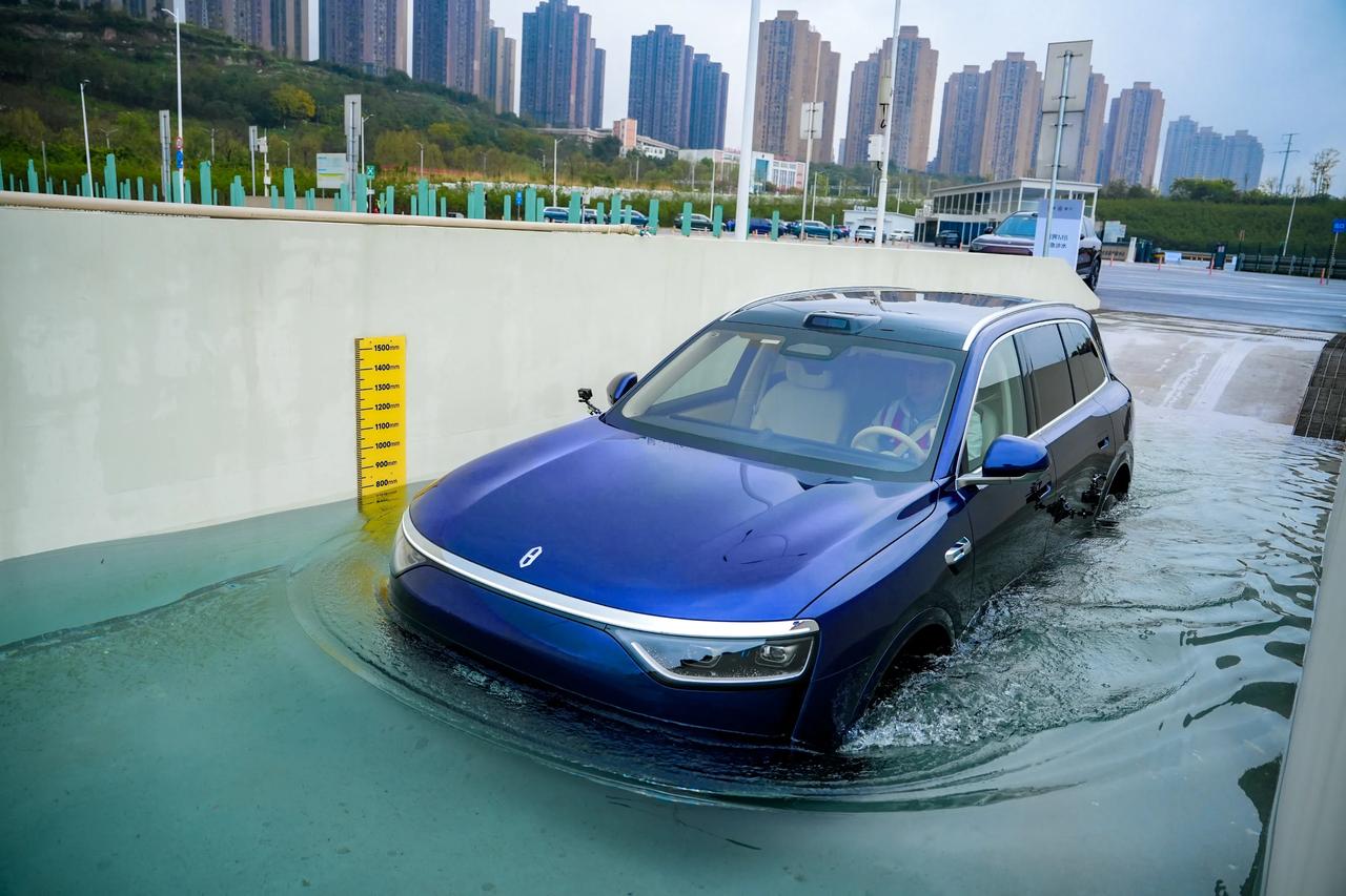 作为四十万级销冠，问界M8又有了大动作，各方面全面升级，余承东还带来了很大的福利