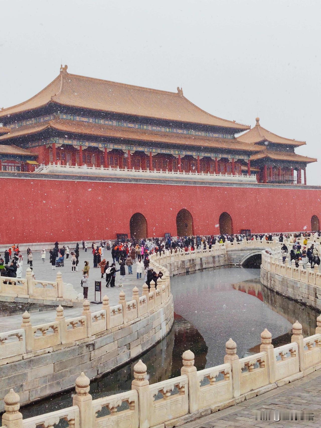 故宫大雪刷屏！明宫戏氛围一下就来了12月12日11点半，故宫突然飘雪！细雪