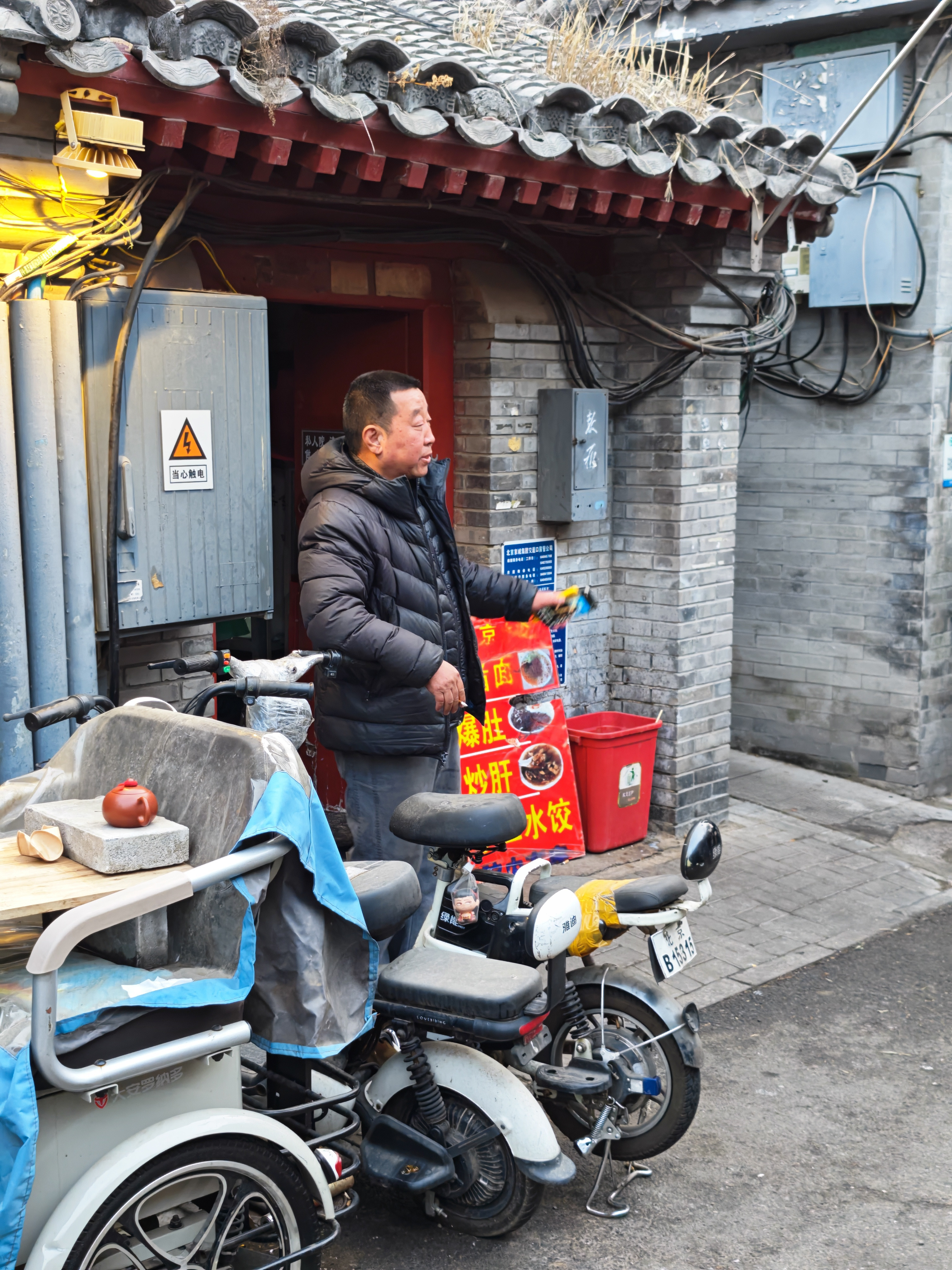 终于见到了传说中的豆汁儿大爷「老北京最难喝的豆汁儿，好喝不要钱」可惜今天只有大爷