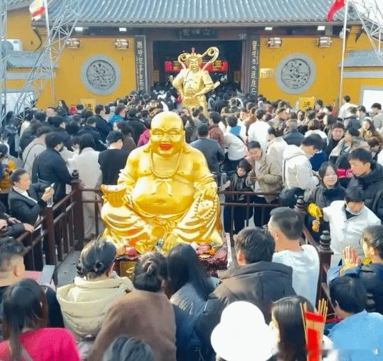 杭州天下第一财神庙幽默劝返：前方无厕所无烤肠无茶叶蛋2月21日，正月初五“求