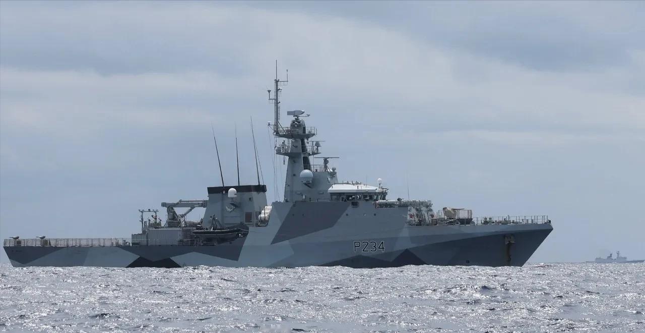 5月5日，英国海军闯入我国南沙海域，解放军立刻出动054A护卫舰贴身紧盯全程