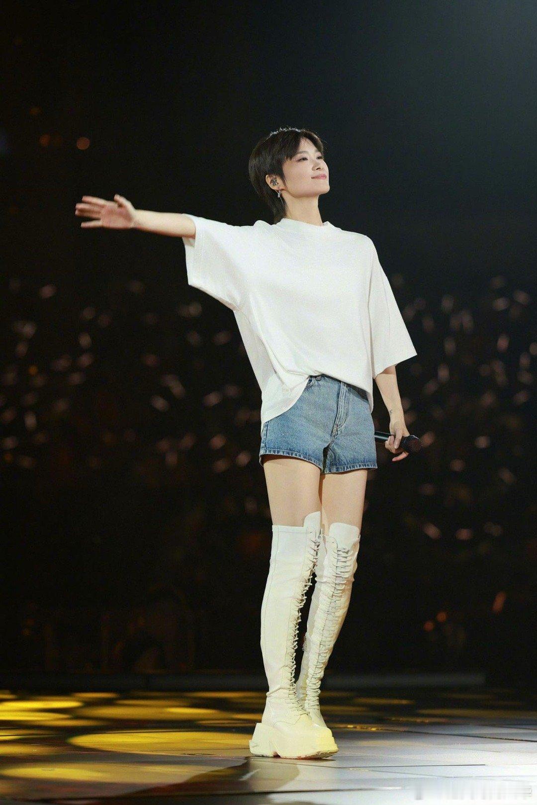 李宇春重庆演唱会一票难求的视听盛宴如约而至！360度沉浸式舞台搭配顶级舞美，李