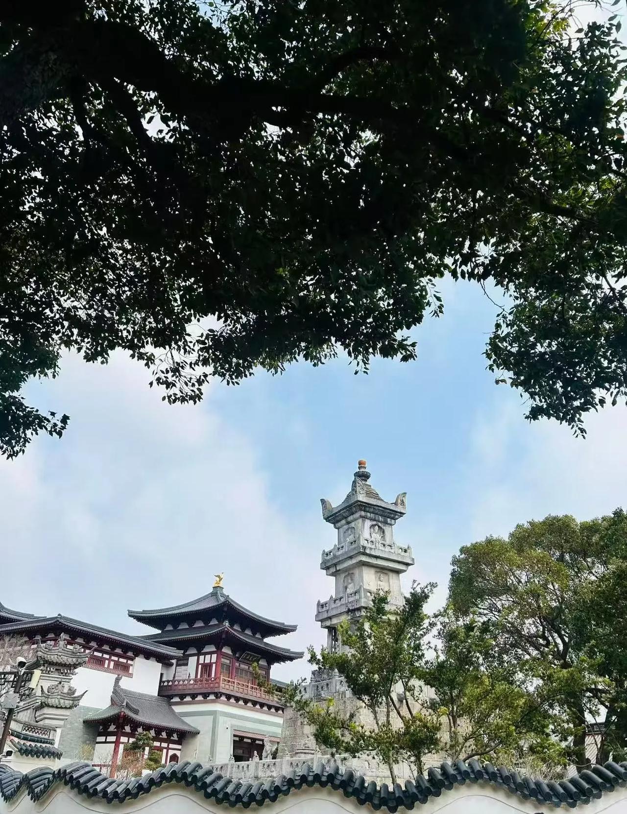 楼阁耸翠微，古韵入诗行。