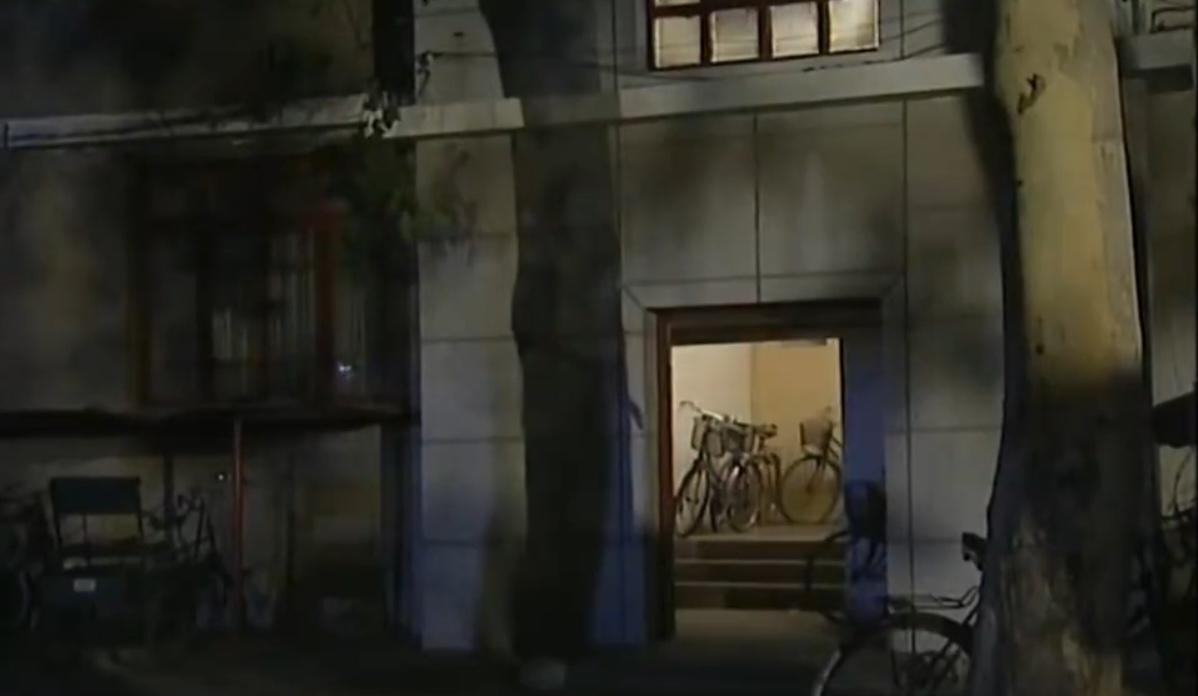 下午五点左右时，婆婆就从客厅靠近窗户的角落靠背椅里站起身，把手机放在桌上，走进厨