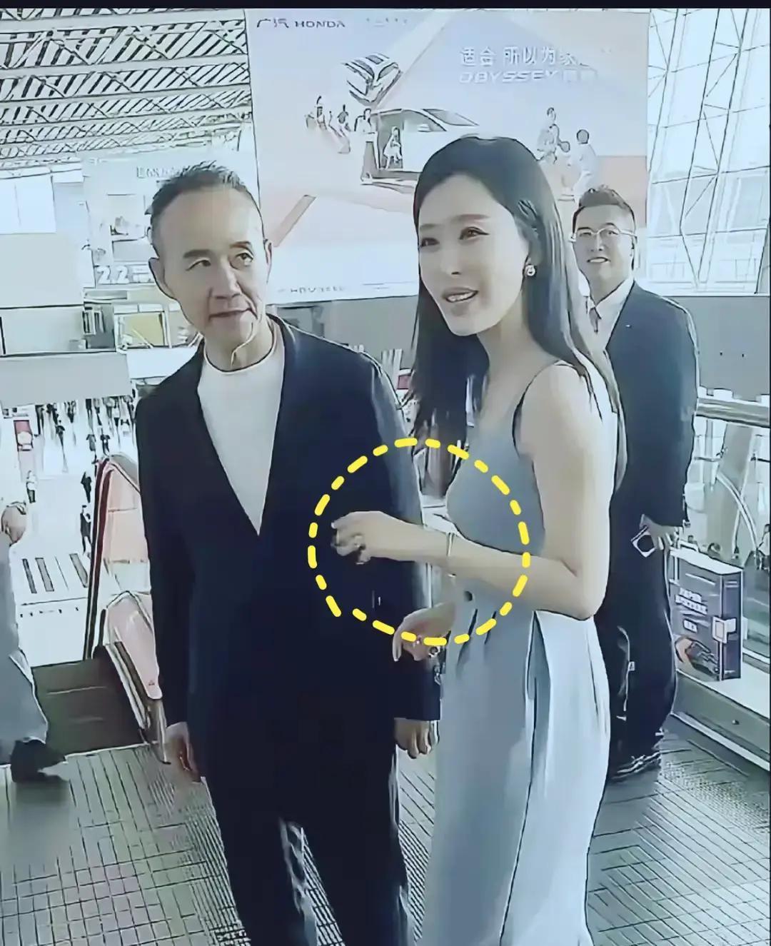 田朴珺直播崩溃，哭着求王石别误会？一开弹幕，满屏都在刷“人设翻车”。她拼命切