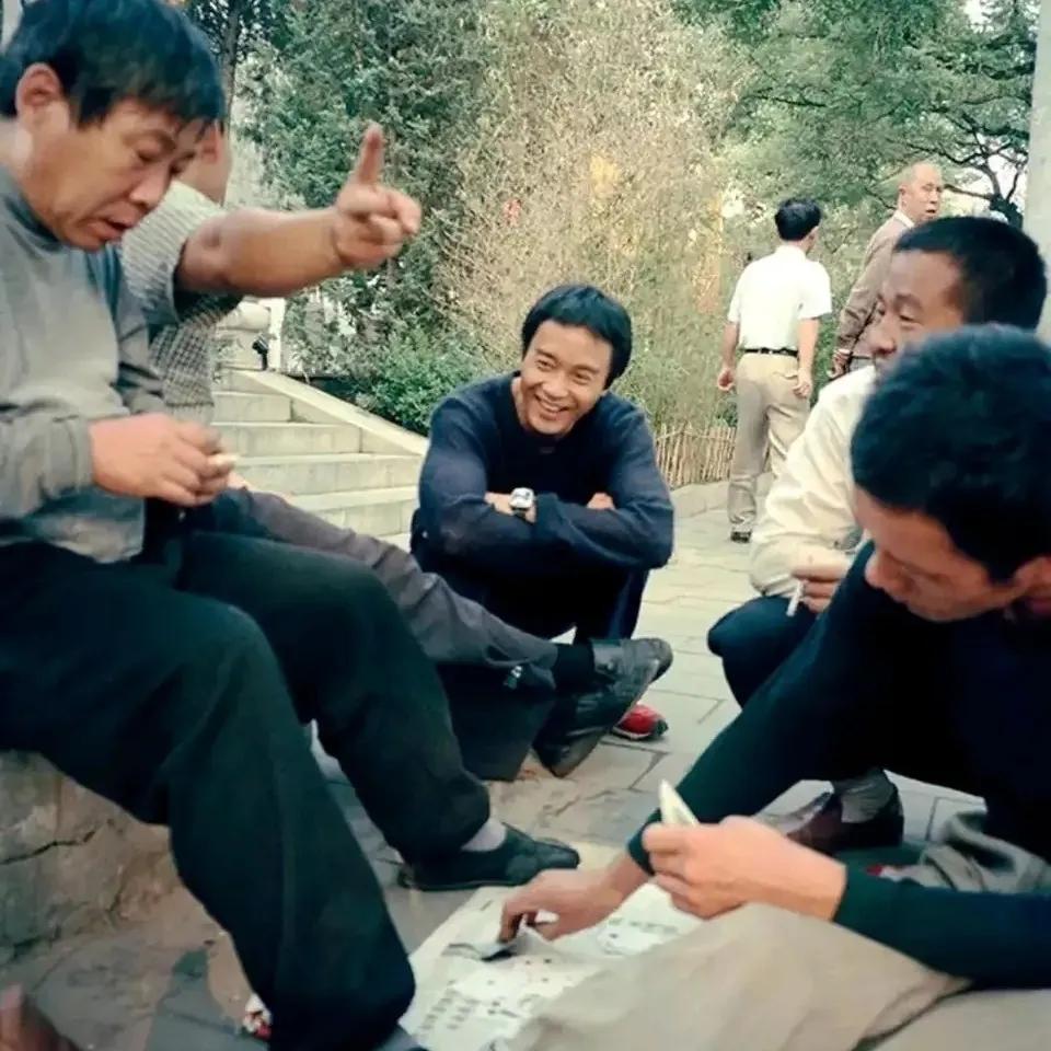 2000年，张国荣在北京公园观看大爷打牌、骑自行车，看起来平易近人，三年后他离开